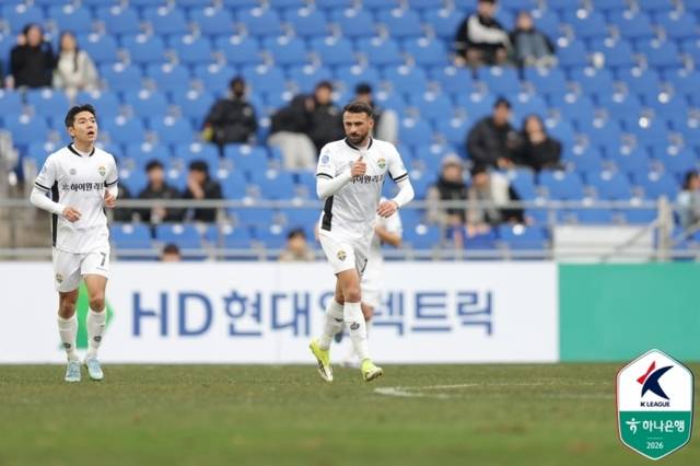 ▲ 강원FC 아부달라가 28일 울산 문수월드컵경기장에서 열린 울산HD와 하나은행 K리그1 2026 개막전에서 만회골을 넣은 뒤 기뻐하고 있다. 한국프로축구연맹 제공