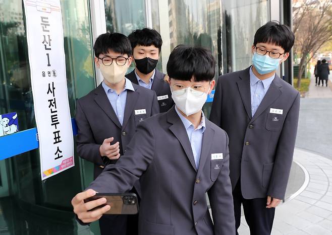 2022년 대통령 선거 사전투표소에서 만 18세 고등학생들이 투표 후 기념사진을 찍고 있다. 연합뉴스
