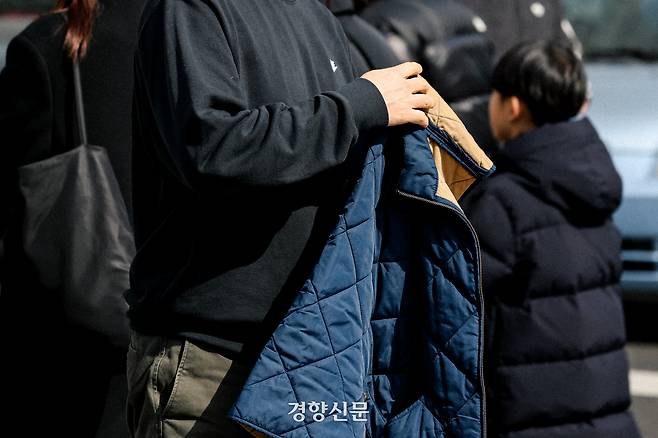 큰일교차를 보인 지난 27일 서울 을지로를 찾은 시민들이 외투를 손에 들고 다니고 있다. 이준헌 기자