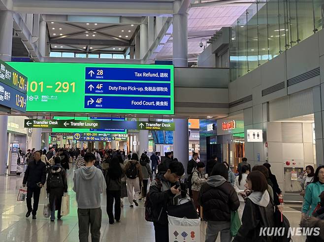 인천국제공항 제1여객터미널이 내·외국인 관광객으로 붐비고 있다. 심하연 기자