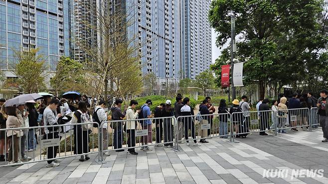 LCK 해외 팬들이 28일 홍콩 카이탁 아레나에 마련된 팬 페스티벌 존에 입장하기 위해 대기하고 있다. 송한석 기자
