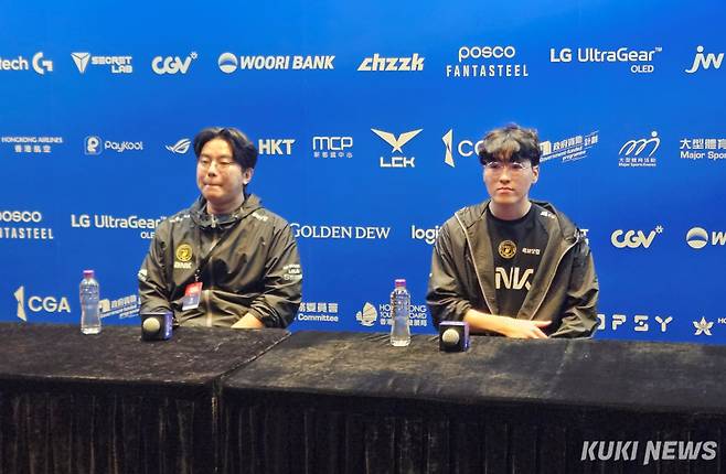 박준석 BNK 피어엑스 감독(왼쪽)과 ‘켈린’ 김형규가 28일 오후 4시(현지시각) 홍콩 카이탁 아레나에서 열린 ‘2026 LCK컵’ 결승진출전 디플러스 기아와의 경기가 끝난 뒤 기자회견에 참석하고 있다. 송한석 기자