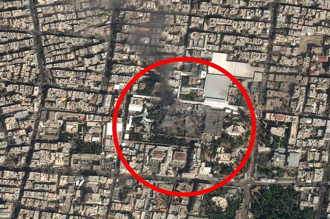 유럽 항공기 제조사 겸 방산 기업 에어버스가 28일(현지시간) 공개한 위성사진에서 아야톨라 알리 하메네이 최고지도자의 주거 단지(빨간색 원)에 검은 연기가 치솟고 있다. CNN 홈페이지