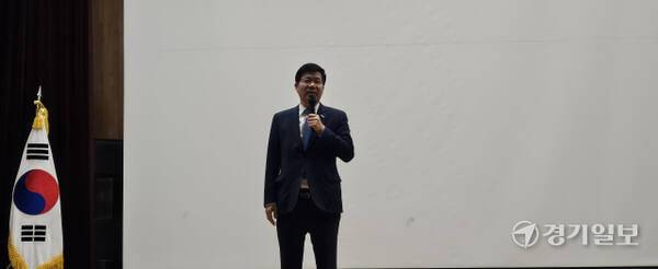 28일 오후 공재광 평택시장 예비후보가 ‘이제는 평택입니다 꺽이지 않는 정치’ 출간을 기념해 열린 출판기념회에서 감사 인사를 전하고 있다. 윤동현기자