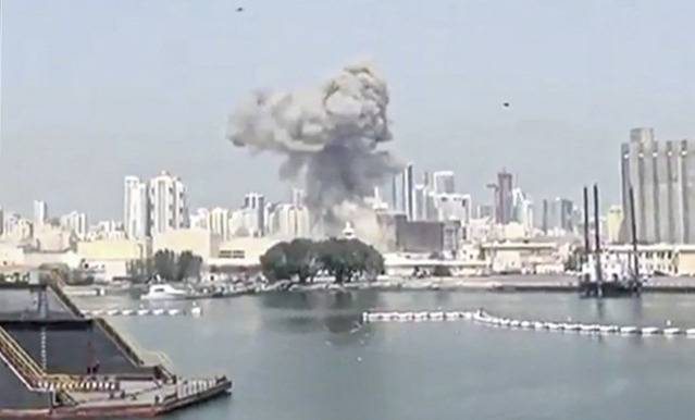 이란의 공격을 받은 바레인 미군 기지에서 연기가 피어오르고 있다. AFP=연합뉴스