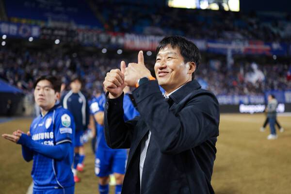 이정효 수원 삼성 감독이 28일 수원월드컵경기장서 열린 하나은행 K리그1 2026 서울 이랜드와 개막전에서 승리 후 기뻐하고 있다. 한국프로축구연맹 제공