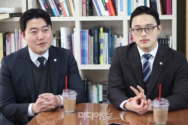 ▲4년 시간 끝에 '기사형광고'의 문제점이 명시된 판결을 이끈 (왼쪽부터) 류준형 김민호 변호사가 지난 12일 서울 영등포구 당산동 미디어오늘 사무실에서 인터뷰하고 있다. 사진=금준경 기자