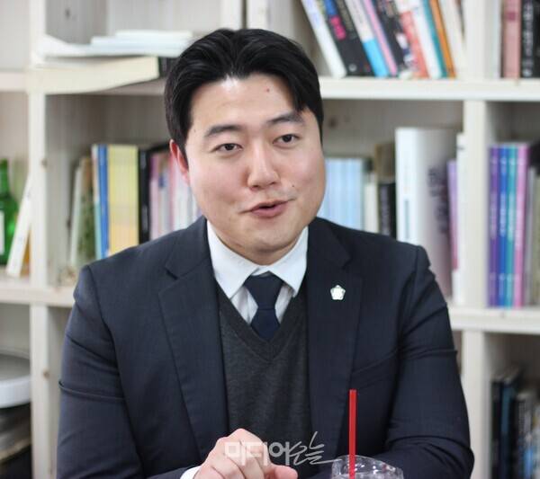 ▲4년 시간 끝에 '기사형광고'의 문제점이 명시된 판결을 이끈 (왼쪽부터) 류준형 변호사가 지난 12일 서울 영등포구 당산동 미디어오늘 사무실에서 인터뷰하고 있다. 사진=금준경 기자