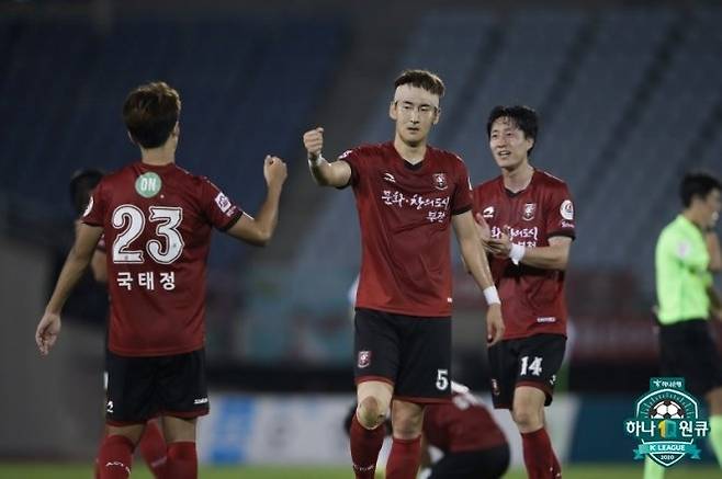김영찬의 부천 FC 시절(사진 가운데). 사진=한국프로축구연맹