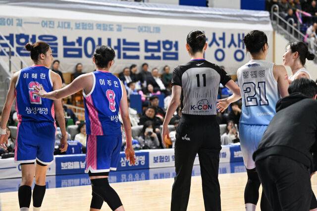 이해란과 신이슬이 신경전을 벌였다./WKBL