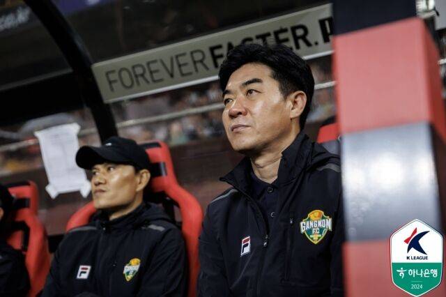 정경호 감독(왼쪽)과 윤정환 감독./한국프로축구연맹