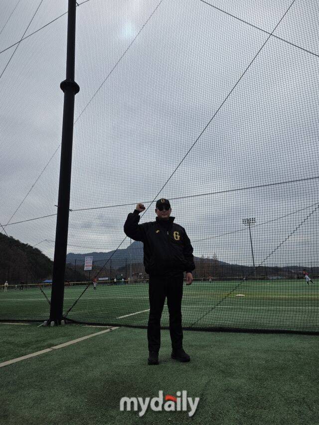 최훈 감독이 제11회 순창군수배 전국유소년야구대회 현장에서 파이팅을 외치고 있다. /순창 팔덕야구장=심재희 기자