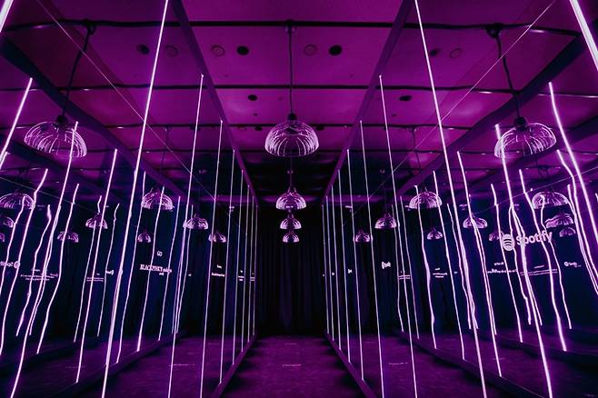 리스닝 세션에서는 미니 3집 '데드라인'의 수록곡 5곡 음원 일부를 들을 수 있다. 바닥에 나타난 곡 제목을 밟으면 위에서 음악이 나오는 방식이다. YG엔터테인먼트 제공