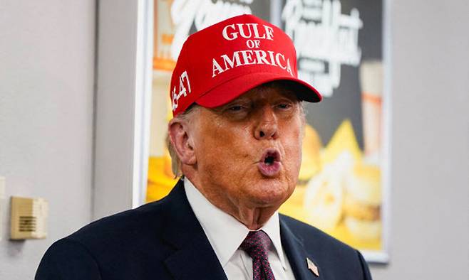 27일(현지시간) 미국 남부 텍사스주를 방문한 도널드 트럼프 대통령이 어느 햄버거 가게를 찾아 종업원과 손님 등을 상대로 연설하고 있다. 트럼프가 쓴 모자에는 ‘미국만(灣)’이라고 적혀 있다. 원래 지명은 ‘멕시코만’이었는데 트럼프 취임 후 미국만으로 바꿨다. 로이터연합뉴스