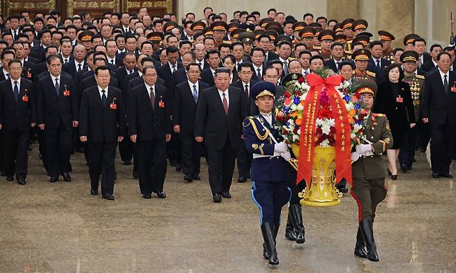북한 노동당 기관지 노동신문은 27일 “김정은 동지께서 새로 선거된 제9기 당 중앙지도기관 성원들과 26일 금수산태양궁전을 찾았다”고 보도했다. 이번 당대회에서 부장으로 승진하고 정치국 후보위원으로 재진입한 김 위원장 여동생 김여정 부장의 모습도 보인다. 평양 노동신문·뉴스1