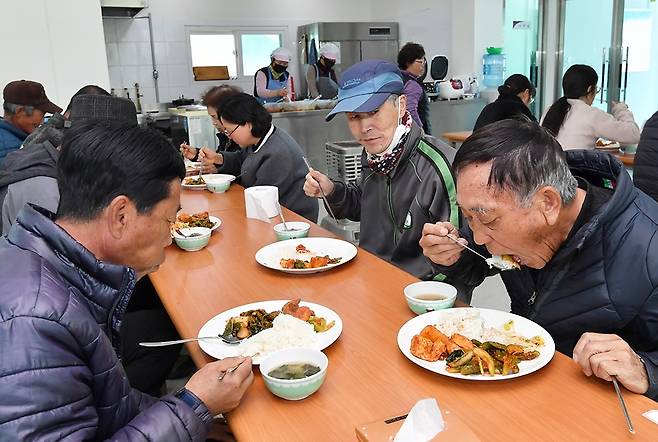 마을 공동급식을 하는 강원도 정선군 여량면 유천3리 주민들. 강원 지역 50여 개 마을에서는 ‘농촌마을 공동급식’ 사업을 시행 중이다. ⓒ정선군 제공