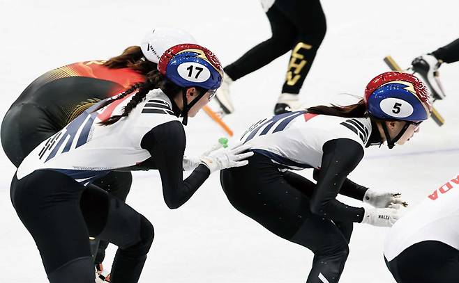 심석희가 2월14일(현지시간) 동계올림픽 쇼트트랙 여자 3000m 계주 준결승에서 최민정을 밀어주고 있다. ⓒ뉴시스