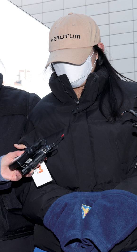 서울 강북구 수유동 모텔에서 남성 2명을 숨지게 한 혐의를 받는 20대 여성 김아무개씨가 2월12일 서울북부지법에 영장실질심사를 받기 위해 출석하고 있다. ⓒ연합뉴스