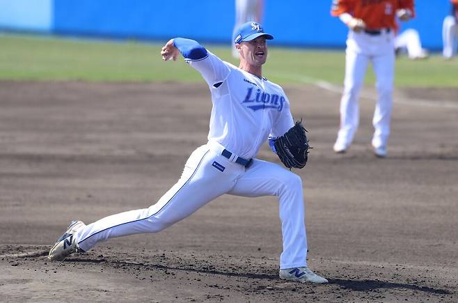 ▲ 삼성 라이온즈의 2026시즌 새 외국인 투수였던 맷 매닝이 부상에 부딪혔다. 지난 24일 일본 오키나와 온나손 아카마 구장에서 열린 한화 이글스와의 경기에 선발 등판해 부진한 뒤 오른쪽 팔꿈치에 통증을 느꼈다. 한국으로 귀국해 정밀 검진을 받은 결과 팔꿈치 인대 손상이 심해 수술이 필요하다는 소견이 나왔다. 이종열 삼성 단장은 오키나와에 머물다 급거 귀국했고, 새 외인 투수를 알아보는 중이다. ⓒ삼성 라이온즈