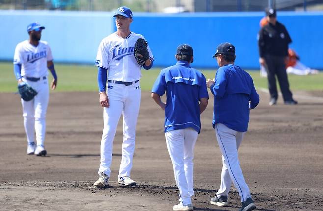 ▲ 삼성 라이온즈의 2026시즌 새 외국인 투수였던 맷 매닝이 부상에 부딪혔다. 지난 24일 일본 오키나와 온나손 아카마 구장에서 열린 한화 이글스와의 경기에 선발 등판해 부진한 뒤 오른쪽 팔꿈치에 통증을 느꼈다. 한국으로 귀국해 정밀 검진을 받은 결과 팔꿈치 인대 손상이 심해 수술이 필요하다는 소견이 나왔다. 이종열 삼성 단장은 오키나와에 머물다 급거 귀국했고, 새 외인 투수를 알아보는 중이다. ⓒ삼성 라이온즈