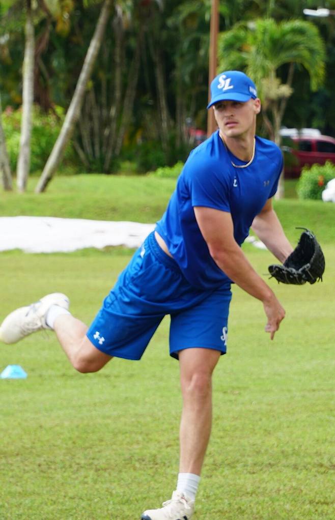 ▲ 삼성 라이온즈의 2026시즌 새 외국인 투수였던 맷 매닝이 부상에 부딪혔다. 지난 24일 일본 오키나와 온나손 아카마 구장에서 열린 한화 이글스와의 경기에 선발 등판해 부진한 뒤 오른쪽 팔꿈치에 통증을 느꼈다. 한국으로 귀국해 정밀 검진을 받은 결과 팔꿈치 인대 손상이 심해 수술이 필요하다는 소견이 나왔다. 이종열 삼성 단장은 오키나와에 머물다 급거 귀국했고, 새 외인 투수를 알아보는 중이다. ⓒ 삼성 라이온즈