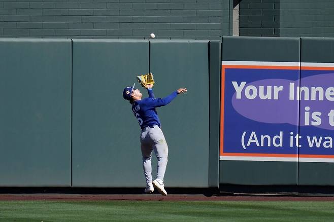 ▲ 현지 중계진은 물론 구단 SNS까지 극찬을 하고 나섰던 김혜성의 수비 장면 ⓒ연합뉴스/AP통신