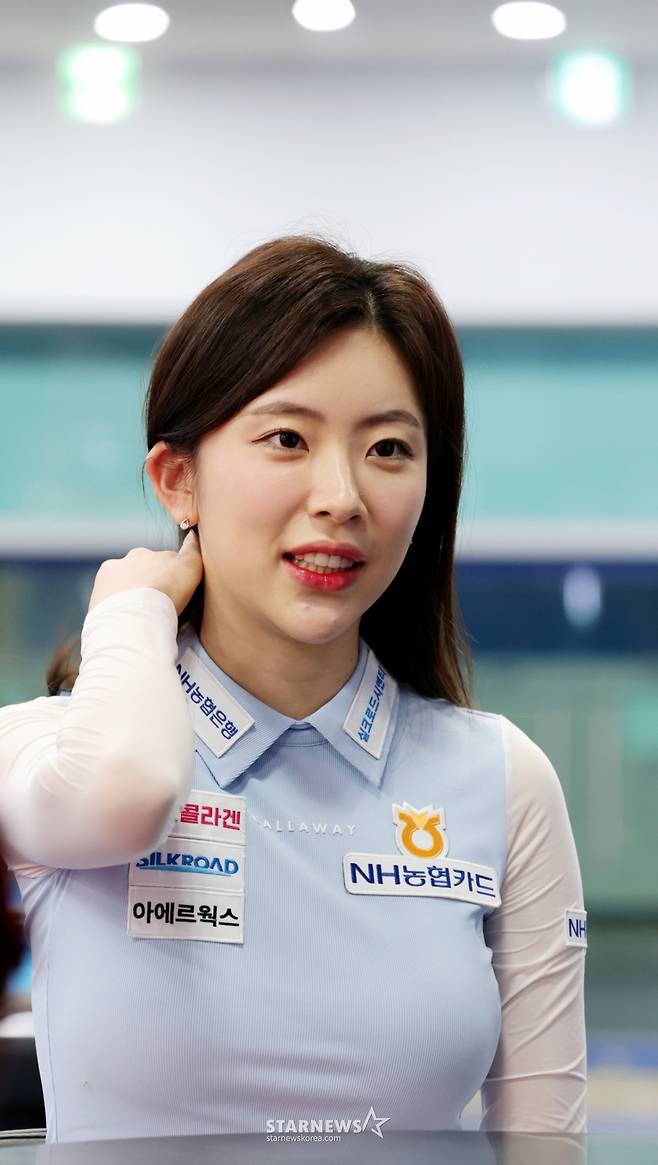 정수빈이 스타뉴스와 인터뷰를 앞두고 가진 밸런스 게임에서 솔직한 답변을 하고 있다. /사진=강영조 선임기자