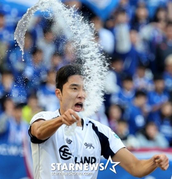 박재용이 28일 오후 4시 30분 수원월드컵경기장에서 열린 하나은행 K리그2 2026 1라운드 경기에서 선제골을 넣고 물뿌리기 세리머니하고 있다. /사진=강영조 선임기자