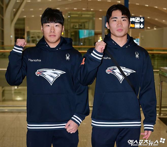 2026시즌 스프링캠프 훈련에 나서는 한화 이글스 선수단이 지난달 23일 오전 인천국제공항을 통해 호주 멜버른으로 출국했다. 출국 전 포즈취하는 한화 최유빈 오재원. 엑스포츠뉴스 DB
