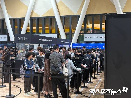 LCK 공식 굿즈를 구매하기 위해 기다리는 팬들