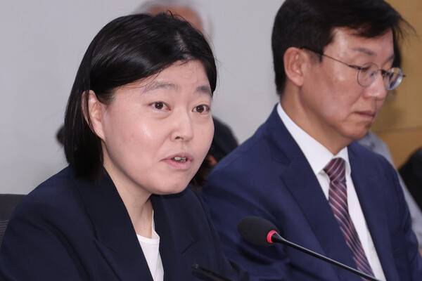 임은정 서울동부지검장이 29일 서울 여의도 국회에서 '검찰개혁의 쟁점은 무언인가 : 국민이 바라는 검찰개혁의 속도와 방향'을 주제로 열린 검찰개혁 긴급 공청회에 참석해 토론하고 있다. 이날 공청회는 촛불행동, 검사를 검사하는 변호사 모임, 민생경제연구소, 더불어민주당 박홍근 의원, 조국혁신당 황운하·박은정 의원 주최로 열렸다. 2025.8.29. 연합뉴스