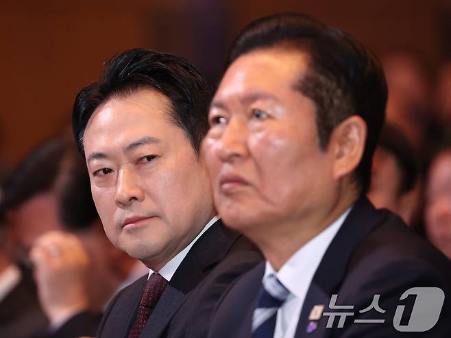 정청래 더불어민주당 대표(오른쪽)와 장동혁 국민의힘 대표가 1일 서울 강남구 코엑스에서 열린 제107주년 3·1절 기념식에 참석해 자리하고 있다. 2026.3.1 ⓒ 뉴스1 이재명 기자