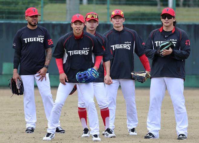 KIA 외야수들. 왼쪽부터 해럴드 카스트로, 박재현, 박정우, 김호령, 나성범. 사진 | KIA 타이거즈