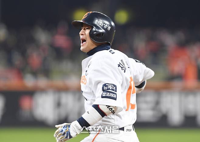 한화 최재훈이 29일 대전 한화생명볼파크에서 열린 2025 KBO리그 LG와 한국시리즈 3차전 8회말 2사 2-3루 상황에서 LG 김영우를 상대로 2타점 적시타를 친 뒤 세리머니를 하고 있다. 대전 | 박진업 기자 upandup@sportsseoul.com