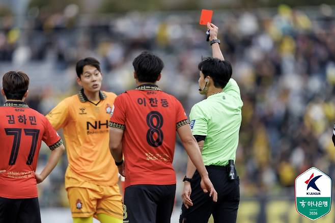 퇴장 선언을 받고 있는 경남 골키퍼 이기현. 사진제공=한국프로축구연맹