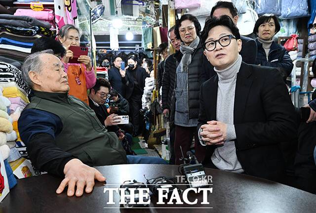 한동훈 전 국민의힘 대표가 지난달 27일 오후 대구 중구 서문시장을 찾아 상인과 대화를 나누고 있다. /박헌우 기자