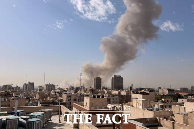 미국이 이란에 대해 군사공격이 진행 중인 가운데 28일 이란 테헤란에서 폭발이 발생한 뒤 연기가 피어오르고 있다. /AP.뉴시스