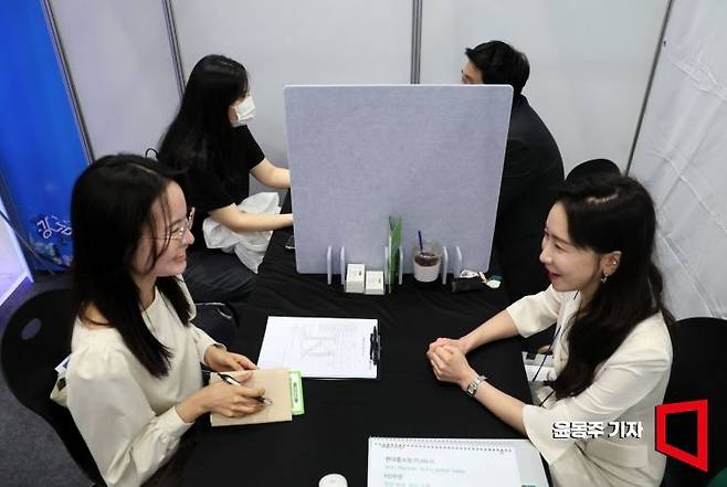 서울 강남구 코엑스에서 열린 강남구 취업박람회를 찾은 구직자들이 현장 면접을 보고 있다. 아시아경제DB