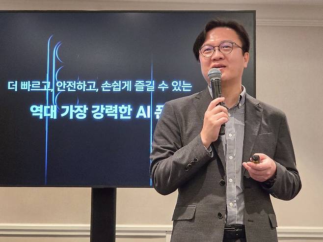 문성훈 삼성전자 MX사업부 하드웨어 담당 부사장이 지난달 26일(현지시간) 미국 샌프란시스코에서 진행한 갤럭시S26 시리즈 하드웨어 혁신 브리핑에서 갤럭시 S26 울트라의 '프라이버시 디스플레이'의 혁신 기술에 대해 말하고 있다. 삼성전자 제공