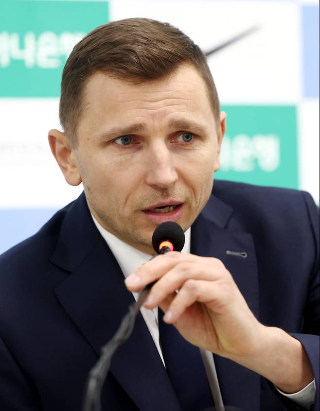 <yonhap photo-4229=""> 마줄스 감독, 남자 농구 국가대표 명단 발표 (서울=연합뉴스) 윤동진 기자 = 남자 농구 대표팀 니콜라이스 마줄스 감독이 4일 서울 송파구 올림픽회관에서 남자 농구 국가대표 명단 발표를 하고 있다. 2026.2.4 mon@yna.co.kr/2026-02-04 15:20:55/ <저작권자 ⓒ 1980~2026 ㈜연합뉴스. 무단 전재 재배포 금지, AI 학습 및 활용 금지></yonhap>