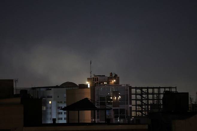 28일 이란 수도 테헤란에서 공습으로 인한 연기가 피어오르고 있다. 로이터=연합뉴스