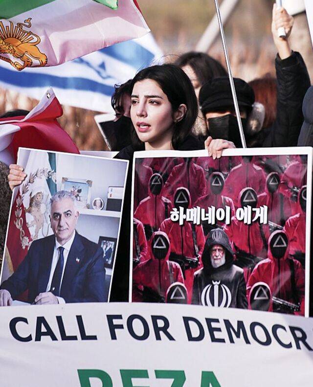 이란인 유학생 니우셔씨가 지난 22일 서울 종로구 주한 미국대사관 앞에서 열린 이란 정권 퇴진 촉구 집회에서 양손에 피켓을 들고 있다. 본인 제공