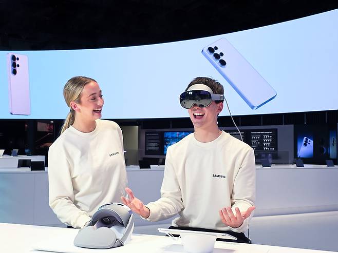 MWC26에서 삼성전자 모델이 삼성전자 부스 및 제품을 소개하는 모습. <사진=삼성전자>
