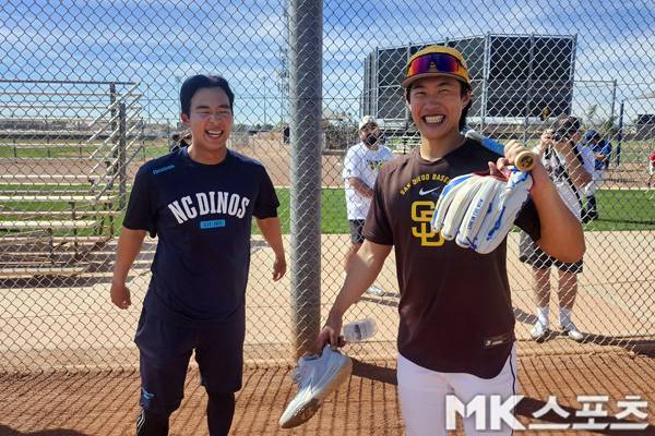 NC 김휘집과 샌디에이고 송성문이 이야기를 나누고 있다. 사진(美 피오리아)= 김재호 특파원