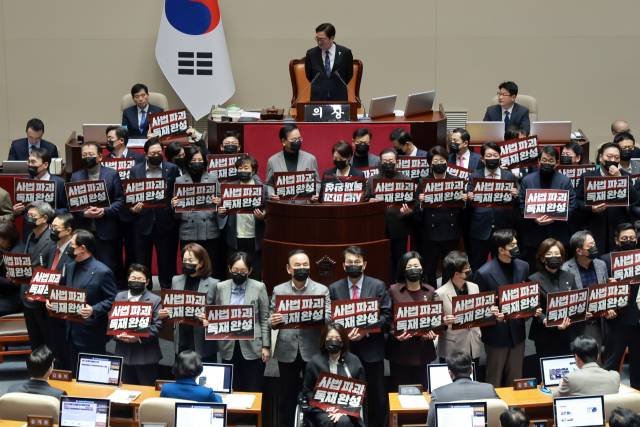 ▲국민의힘 의원들이 28일 국회에서 열린 2월 임시국회 8차 본회의에서 전날 상정된 법원조직법 개정안(대법관 증원법)에 대한 무제한 토론 종결 동의의 건 투표가 시작된 뒤 사법개혁 3법(법왜곡죄·재판소원제·대법관 증원) 규탄 시위를 하고 있다. ⓒ연합뉴스