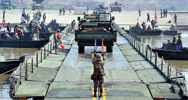 한·미 공병부대가 참가한 연합 도하 훈련에서 한국군 KM9 ACE 전투장갑도저가 부교를 건너고 있다. 세계일보 자료사진