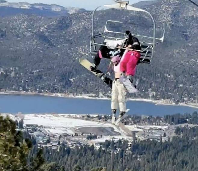 미국 캘리포니아주 빅베어 마운틴 리조트에서 룰라 드 미란다-아르세가 리프트에 매달려 있는 가운데 쌍둥이 자매 레이즐과 친구 마케나 듀믈라오가 그녀를 붙잡고 있다. 인스타그램 캡처