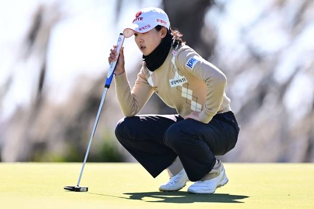 그린 경사를 파악하고 있는 황유민. 사진 제공=AFP연합뉴스