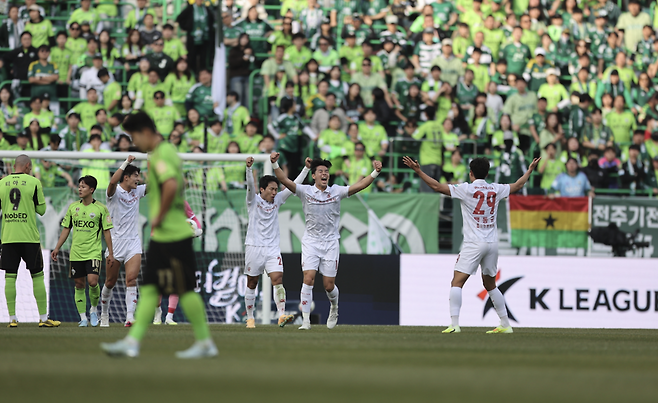 전북을 꺾은 뒤 기뻐하고 있는 부천 FC 선수들. 프로축구연맹