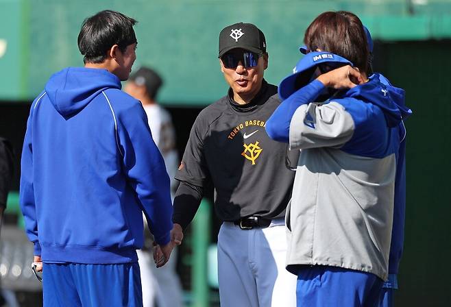 ▲ 왼쪽부터 임기영, 이승엽 코치, 강민호 ⓒ삼성 라이온즈